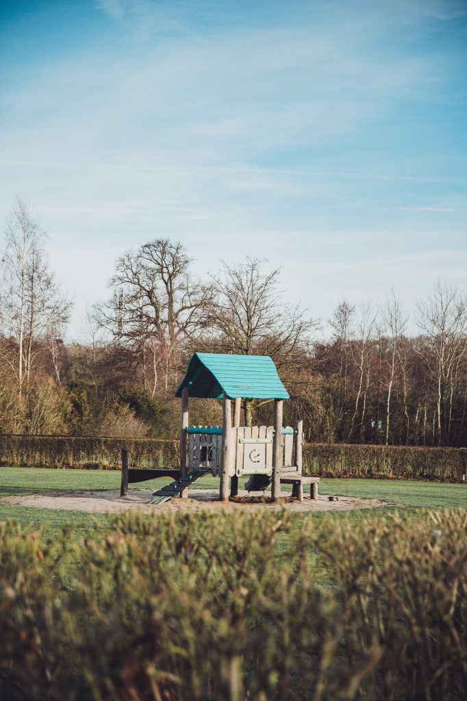Kleiner Spielplatz mit Kletterelementen auf dem Camping Vreehorst im Winter