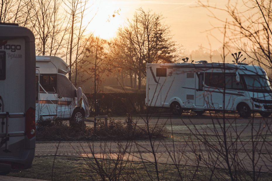 Wohnmobile auf dem Stellplatz im Morgenlicht auf dem Camping Vreehorst