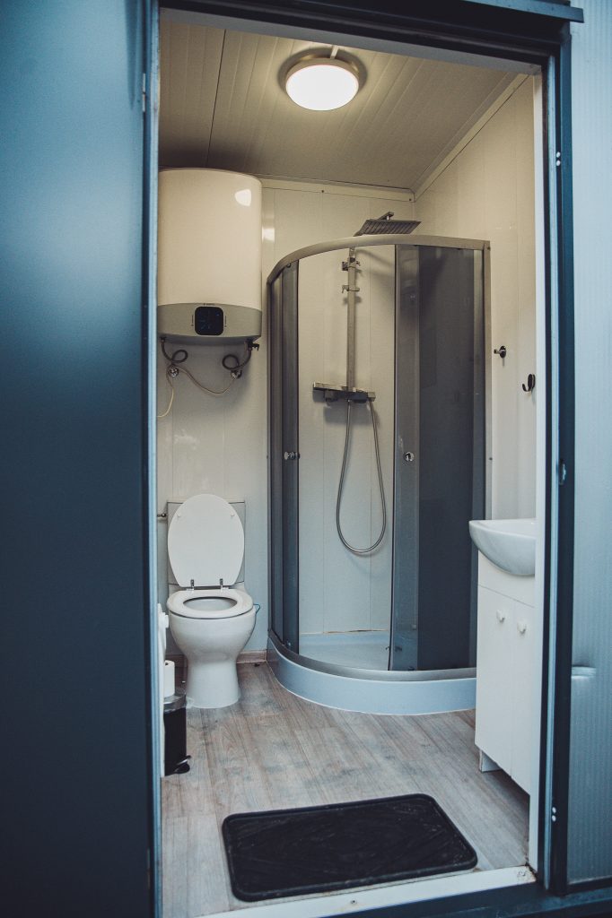 Moderner Sanitärcontainer mit Dusche, Toilette und Waschbecken auf dem Camping des Charmilles in Belgien, sauberer Innenraum