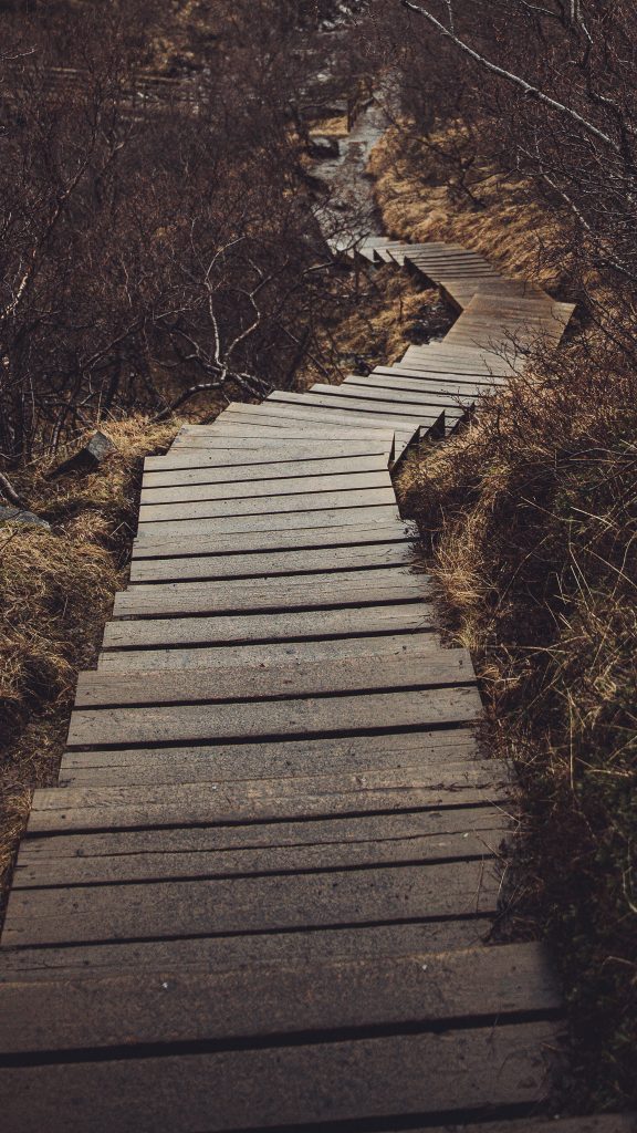 Schmaler Holzbohlenweg als Wanderpfad durch die Landschaft im Vatnajökull Nationalpark