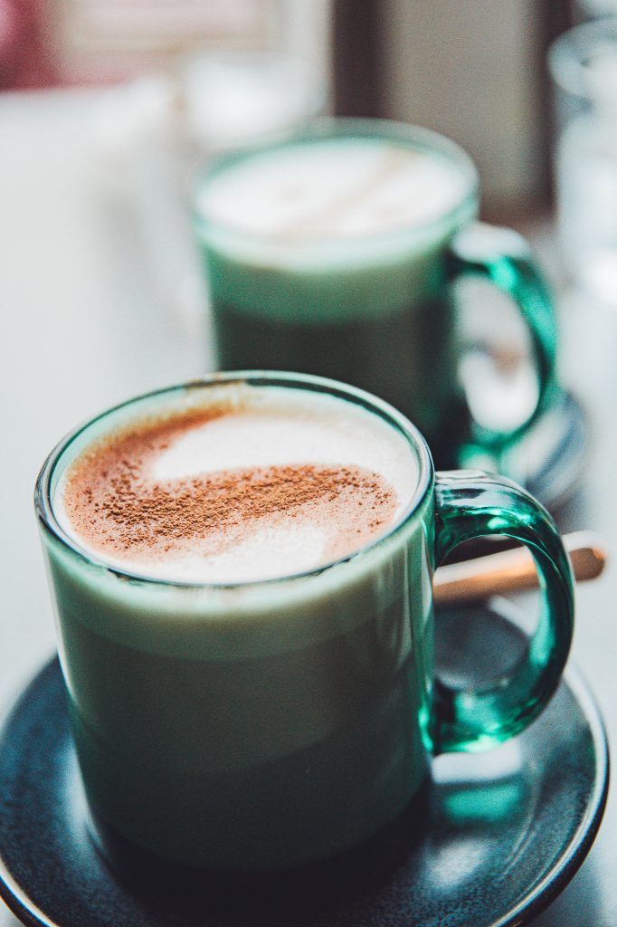 Zwei Tassen Kaffee in Glasbechern auf einem Tisch im Café Wake and Bake in Reykjavík