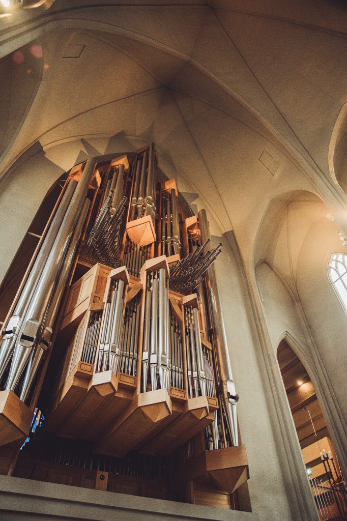 Große Pfeifenorgel im Innenraum der Hallgrímskirkja in Reykjavík mit hoher Gewölbedecke