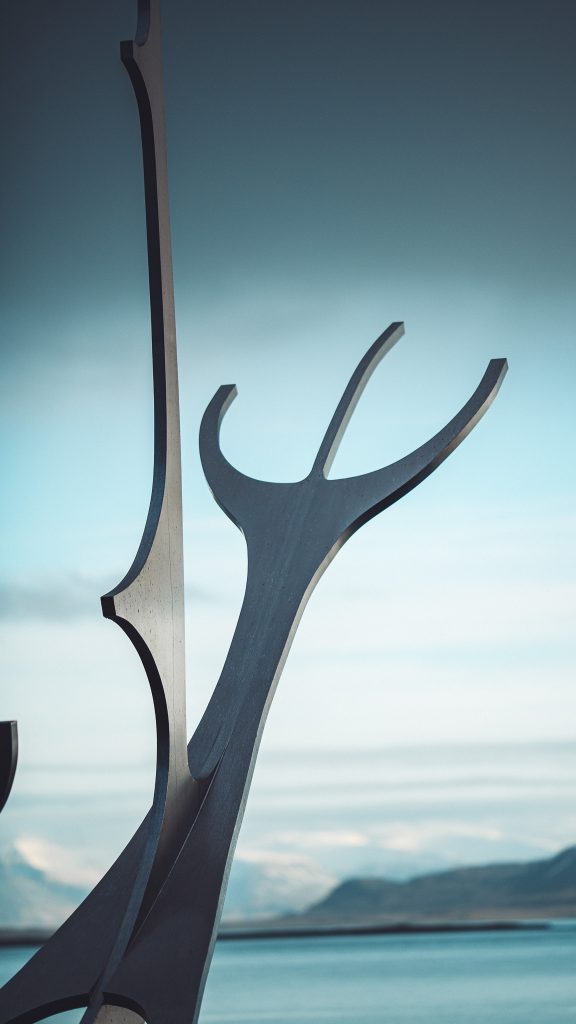 Nahaufnahme der Sólfar Skulptur aus Metall an der Promenade in Reykjavík