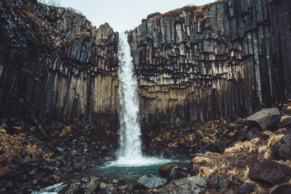Svartifoss Wasserfall in Island mit markanten Basaltsäulen im Hintergrund