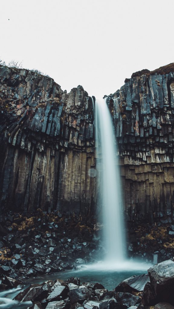Svartifoss Wasserfall in Island mit markanten Basaltsäulen im Hintergrund