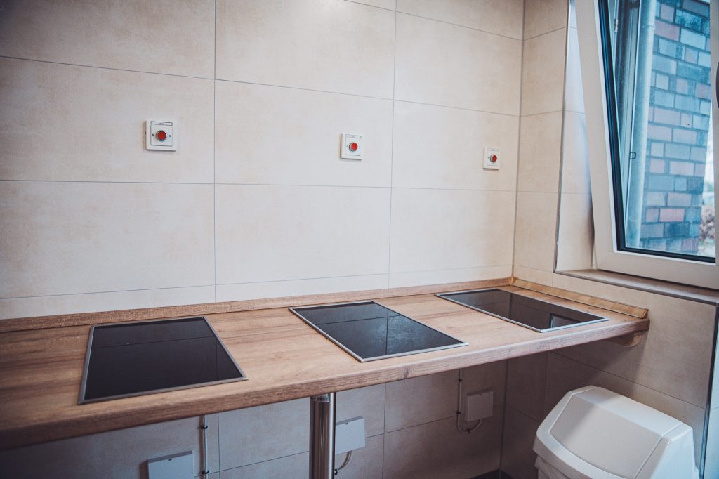 Drei Kochfelder auf einer langen Arbeitsplatte im Gemeinschaftsbereich am Campingplatz Großes Meer