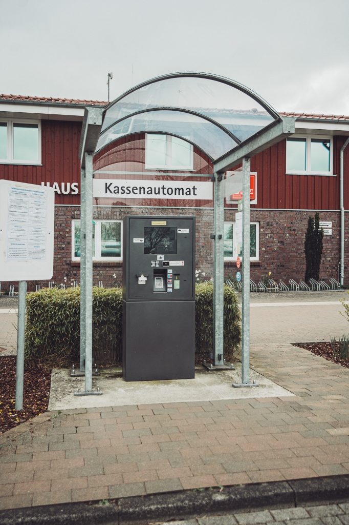 Kassenautomat für den Self Check In vor dem Hauptgebäude am Campingplatz Großes Meer
