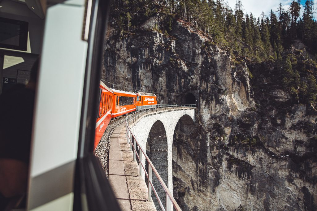 Unterwegs bei Chur mit der Bahn auf der Strecke des Bernina-Express