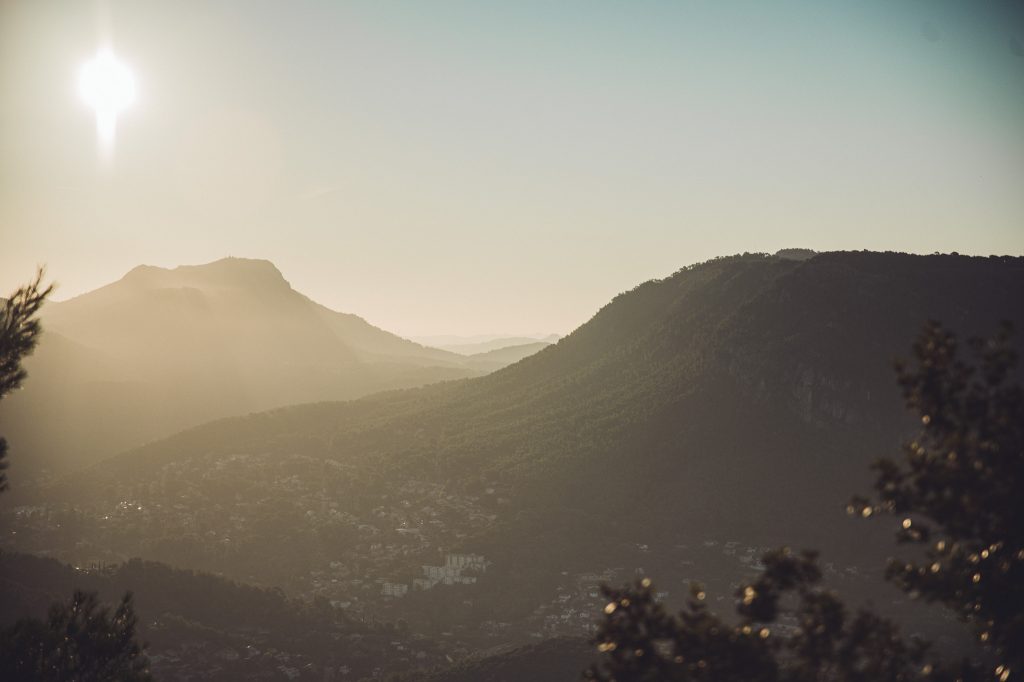 Bergsilhouetten im Dunst mit hellem Himmel, Blick über ein Tal nahe Toulon