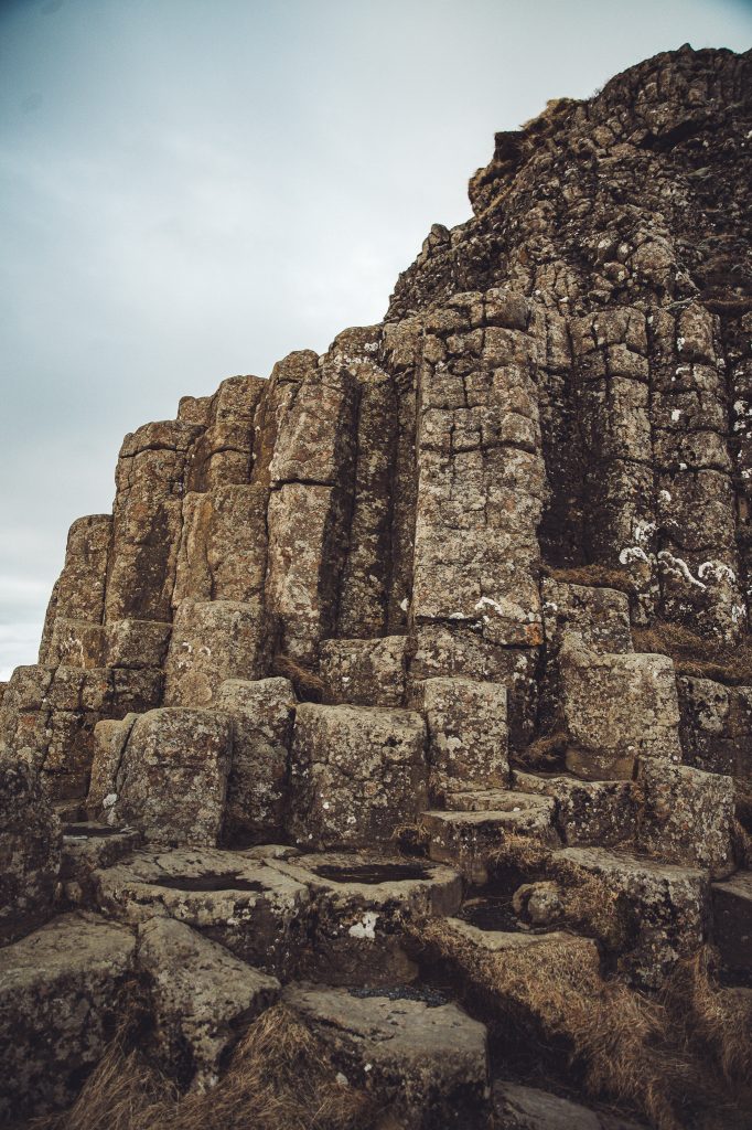 Massive Basaltsäulen der Felsformation Dverghamrar in Island in einer nahen Ansicht
