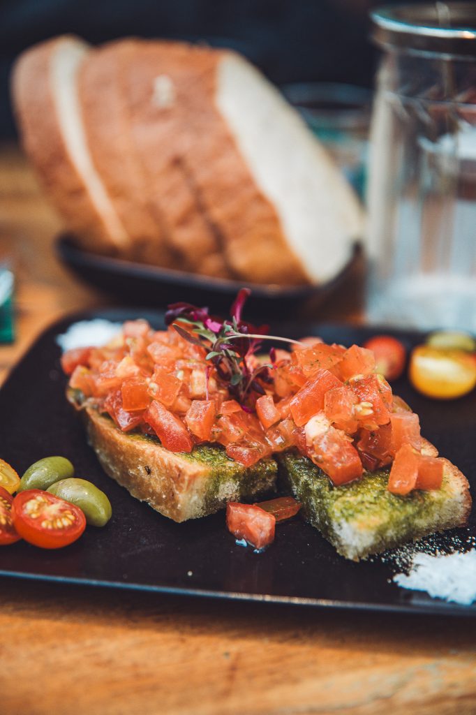Bruschetta mit frischen Tomaten und Brot auf einem Teller im Bistro von Friðheimar
