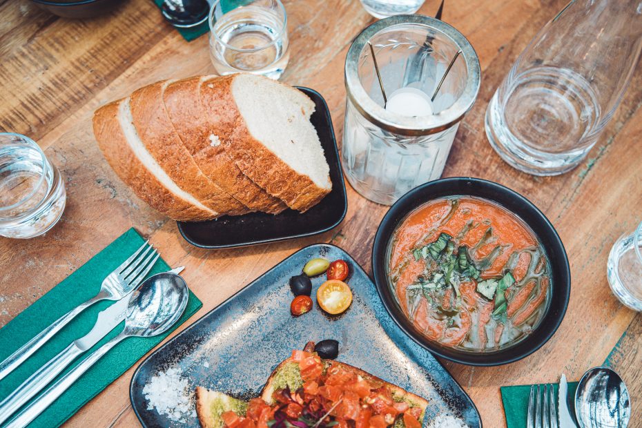 Tomatensuppe, Bruschetta und Brot auf einem Holztisch im Bistro von Friðheimar