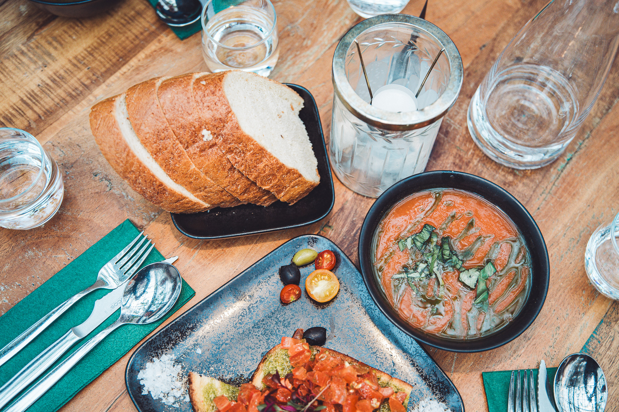 Tomatensuppe, Bruschetta und Brot auf einem Holztisch im Bistro von Friðheimar
