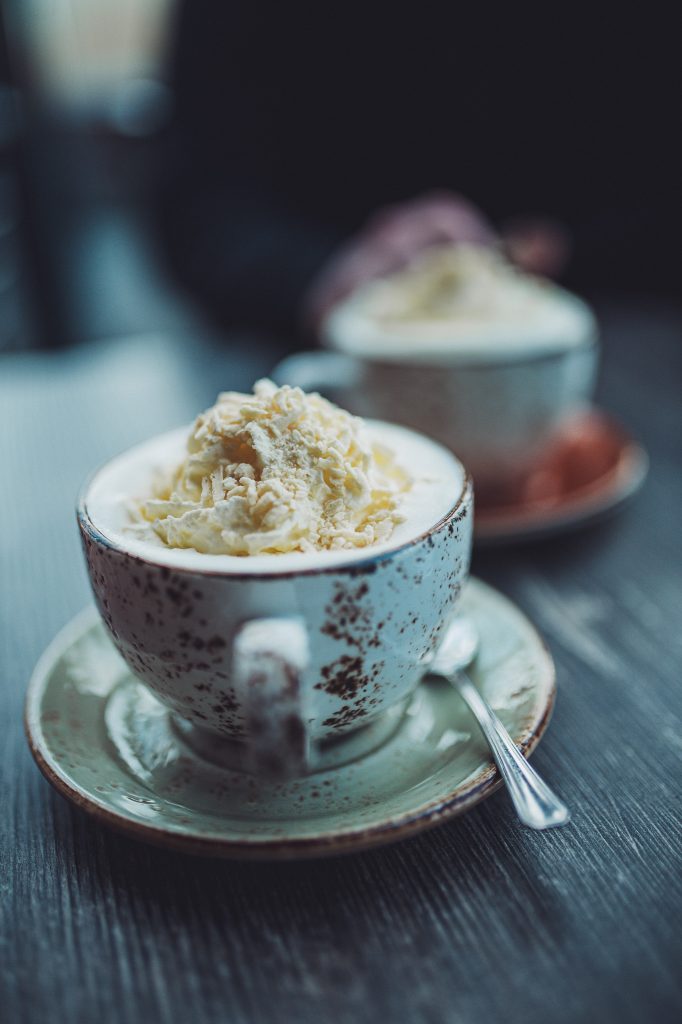 Tasse heißer Kakao mit Sahne im Systrakaffi Restaurant als wärmende Pause nach einer Gletscherwanderung in Südisland