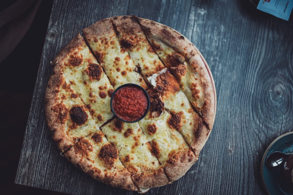 Knoblauch-Pizzabrot mit Dip auf Holztisch im Systrakaffi Restaurant in Südisland