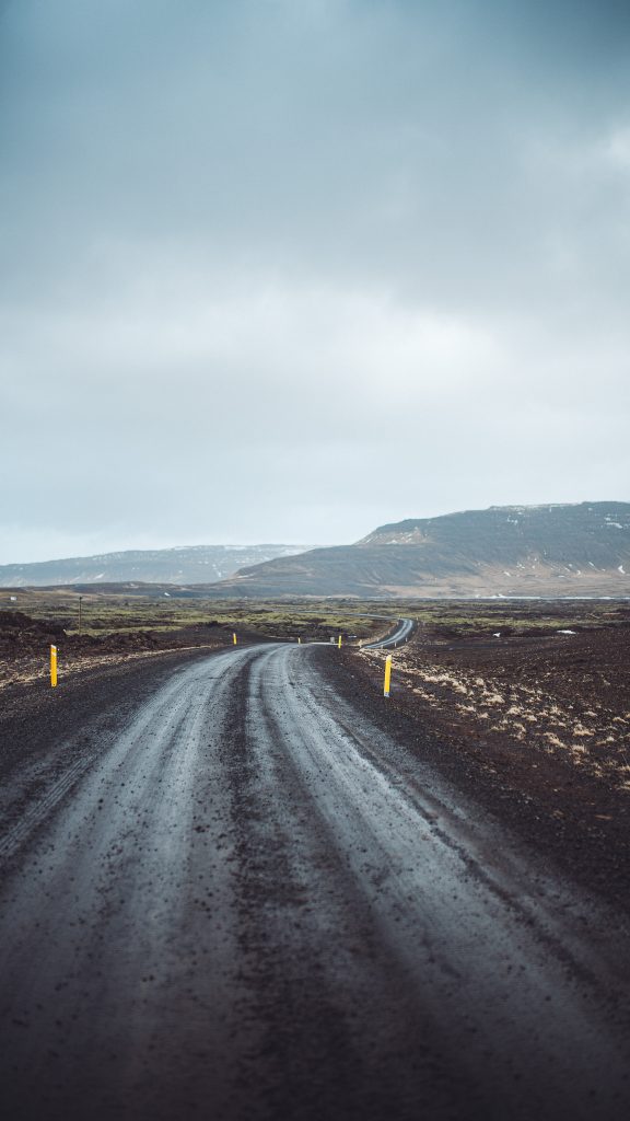 Schmale Straße durch die karge Vulkanlandschaft auf dem Weg zum Eldborg in Island