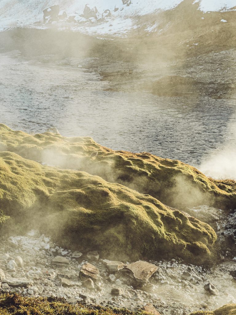 Wir laufen an den heißen Quellen der Secret Lagoon in Flúðir vorbei und sehen, wie stark hier das Drumherum wirkt. Nicht geschniegelt, sondern einfach Teil des Ortes.