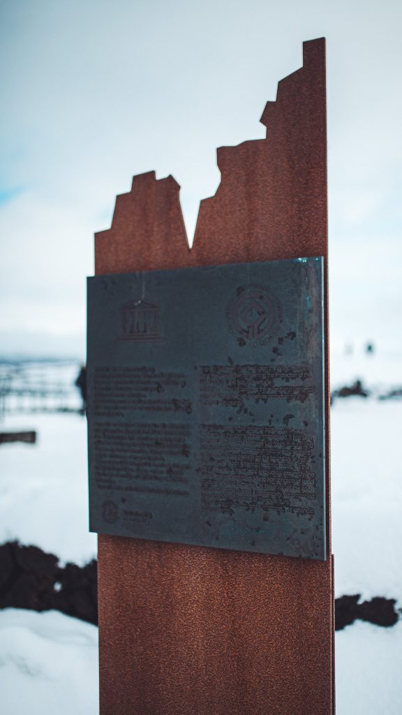 UNESCO-Welterbe-Schild im Schnee des Þingvellir-Nationalparks in Island