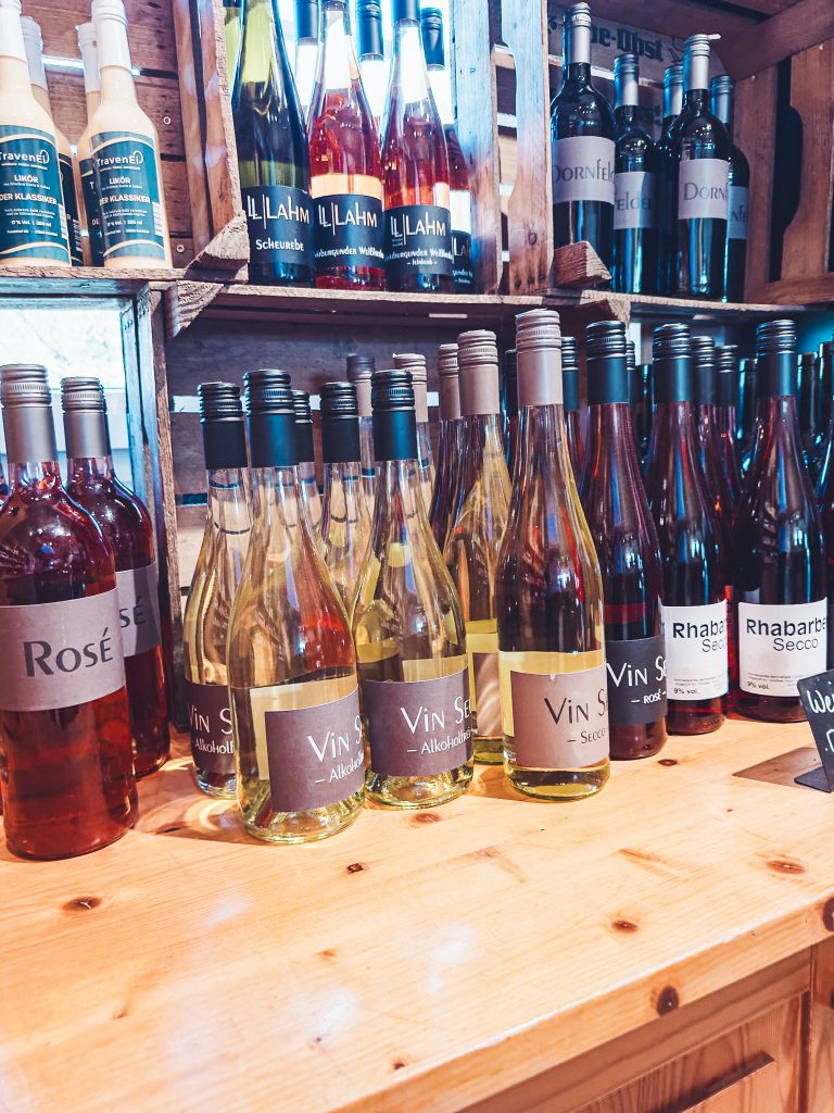 Regal mit Wein, Secco und Getränkeflaschen im Hofladen Lindenhof Broosch.