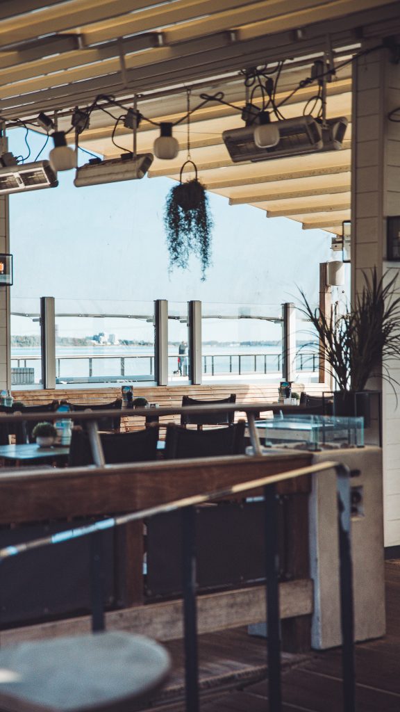 Überdachte Terrasse im Grande Beach Café in Scharbeutz mit Blick auf die Ostsee