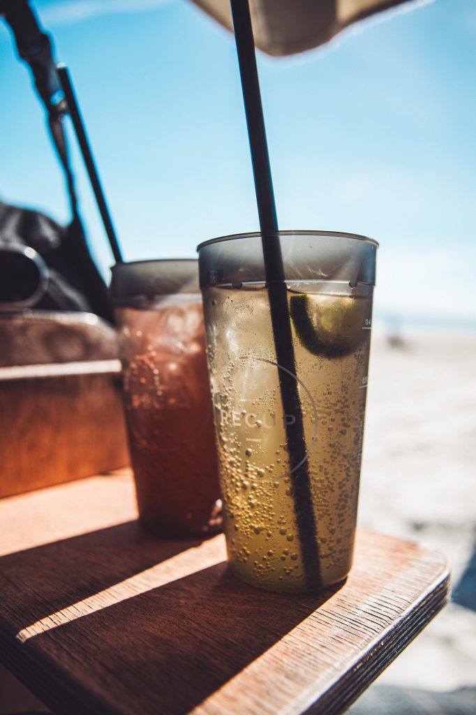 Zwei Aperol-Getränke im Strandkorb am Strand von Scharbeutz mit Ostsee im Hintergrund