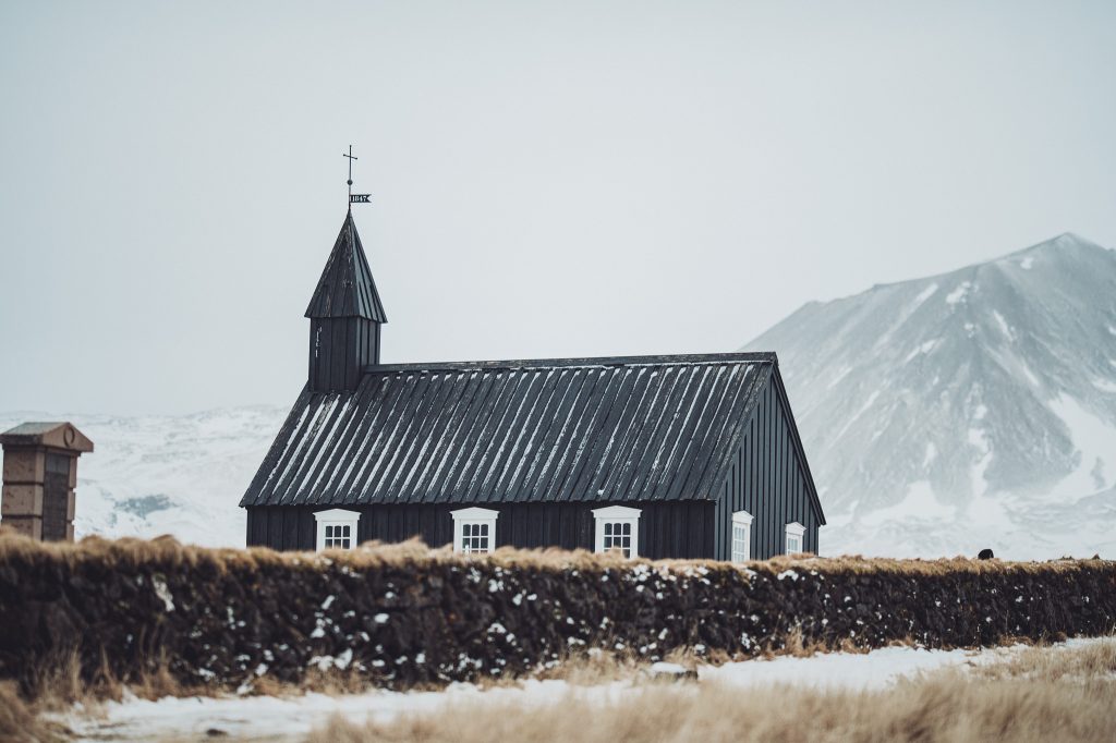 Wir nehmen uns an der Búðakirkja ein paar Schritte mehr Zeit. So steht die schwarze Kirche fast allein vor den Bergen.