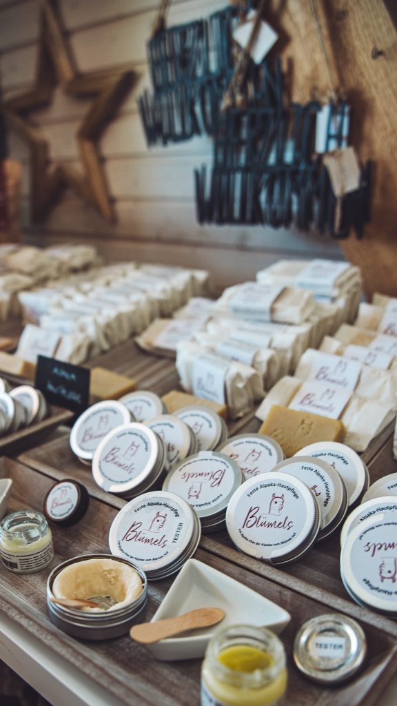 Auslage mit Alpaka Hautpflege, Seifen und regionalen Produkten im Hofladen von Blümels Hof bei Buxtehude