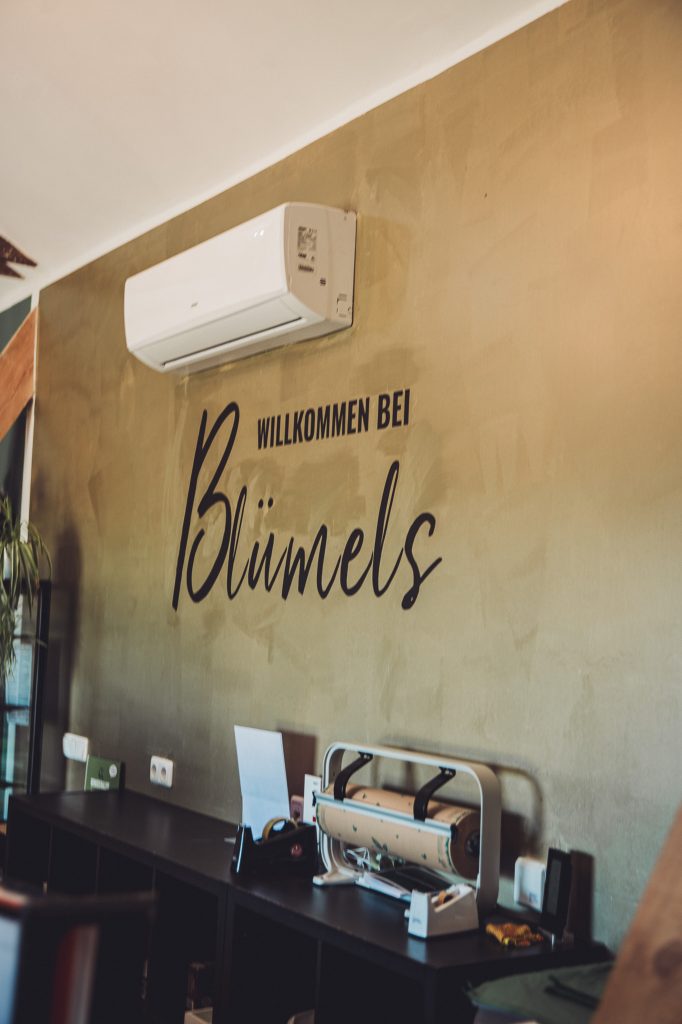 Wand mit Schriftzug Willkommen bei Blümels im Hofladen von Blümels Hof nahe Buxtehude