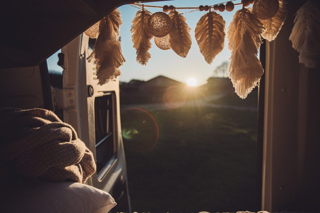 Blick aus dem Camper bei Sonnenuntergang auf dem Eichenhof Grauel