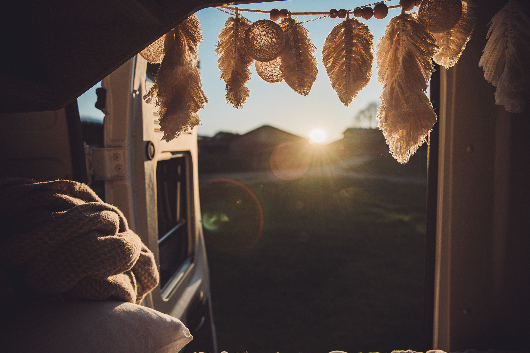 Blick aus dem Camper bei Sonnenuntergang auf dem Eichenhof Grauel