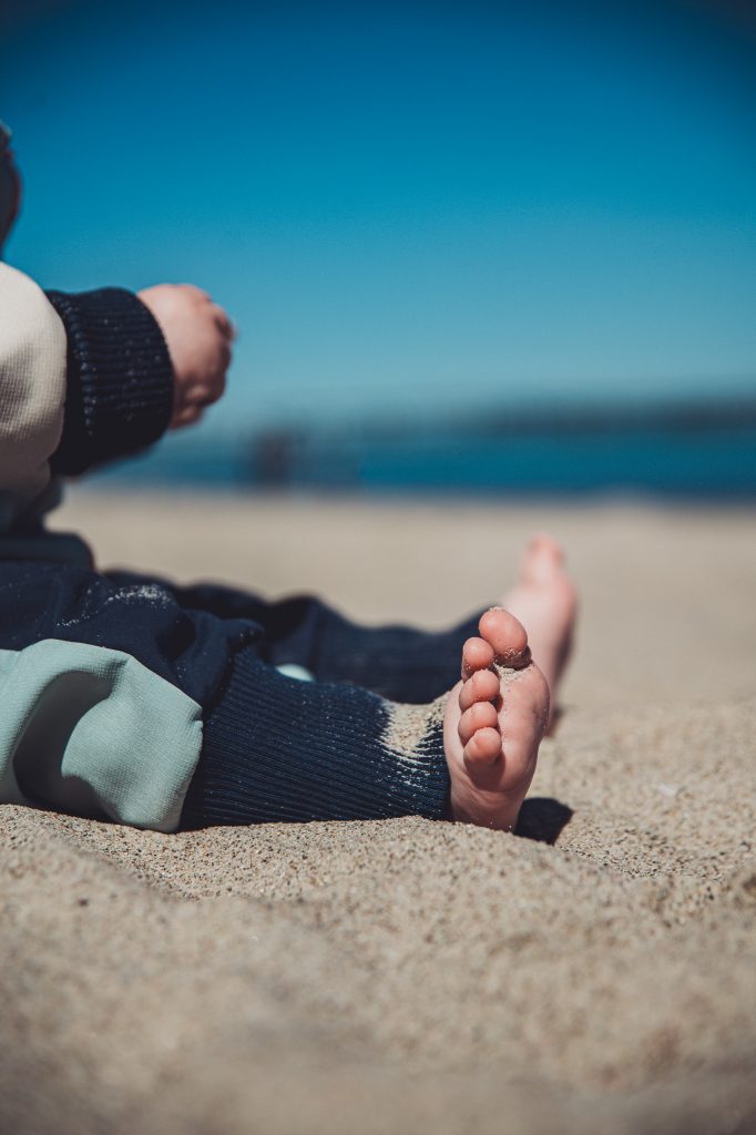 Babyfüße im Sand am Timmendorfer Strand an der Ostsee