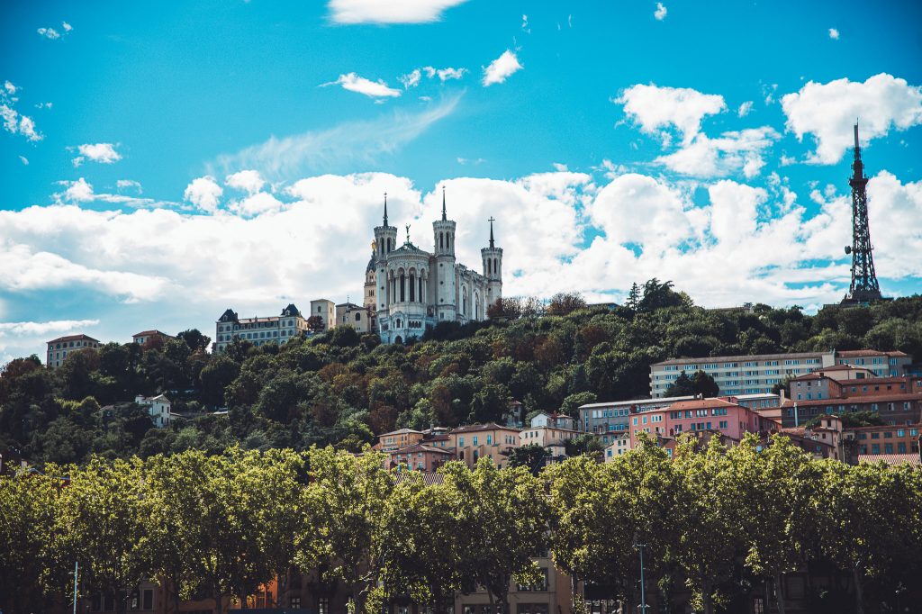 Basilika Notre-Dame de Fourvière und Metallturm auf dem Hügel über Lyon