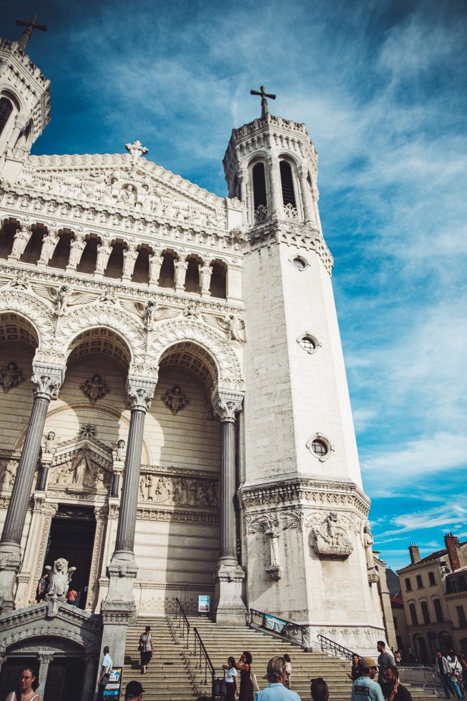 Verzierte Fassade und Kirchturm der Basilika Notre-Dame de Fourvière in Lyon