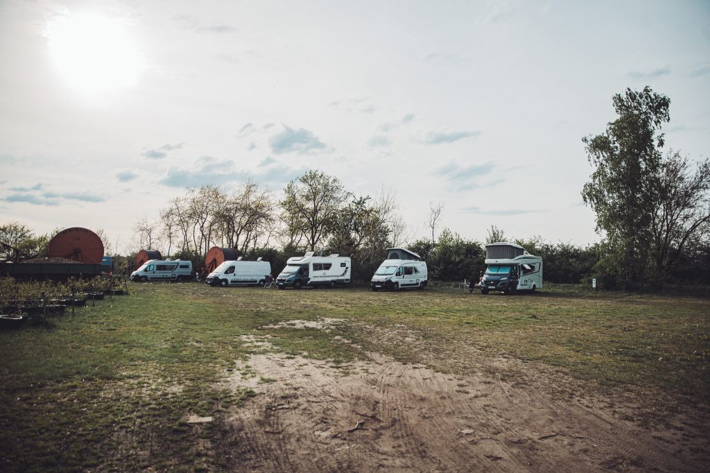 Mehrere Camper auf dem Landvergnügen Stellplatz beim Spargel und Beerenhof Heuer bei Hannover