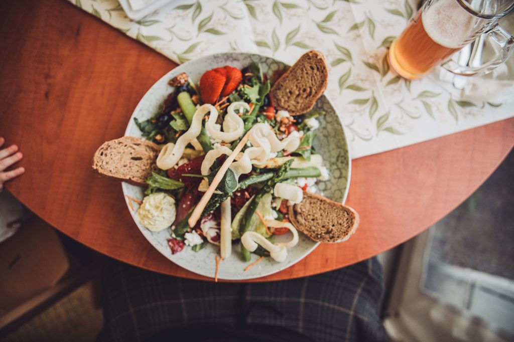 Spargelsalat mit Brot und Getränk auf einem Tisch in der Spargelwirtschaft vom Spargelhof Heuer