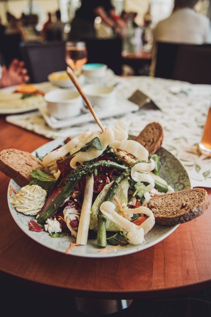 Wildkräuter Salat mit weißem und grünem Spargel in der Spargelwirtschaft vom Spargelhof Heuer