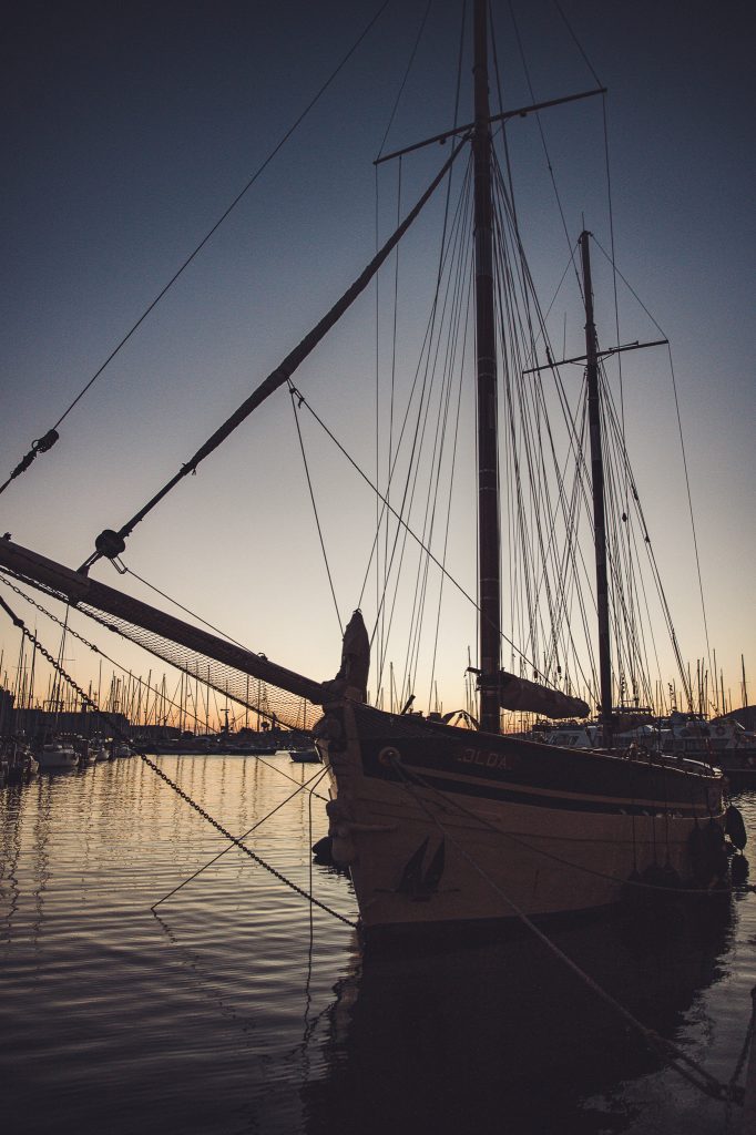 Großes historisches Segelschiff im Hafen von Südfrankreich bei Sonnenuntergang