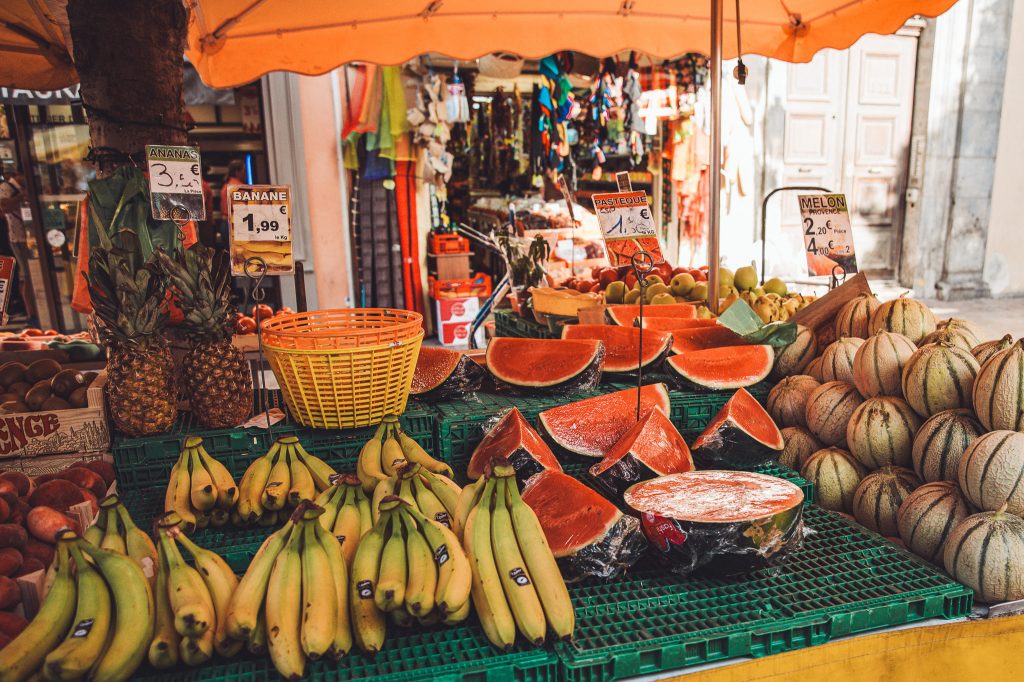 Französischer Marktstand in Toulon mit Wassermelonen, Melonen, Bananen und Ananas
