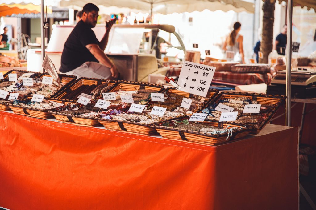 Marktstand in Toulon mit verschiedenen französischen Saucissons und Preisschildern