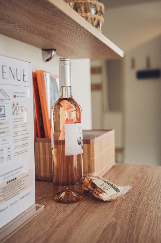 Flasche Rosé und abgepacktes Gebäck als Willkommensgruß in einer Ferienwohnung bei Toulon