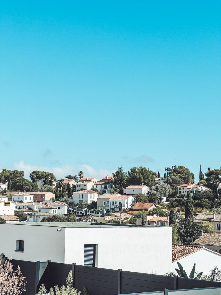 Weiße Häuser mit roten Ziegeldächern, Zypressen und Pinien im Viertel Le Mourillon in Toulon