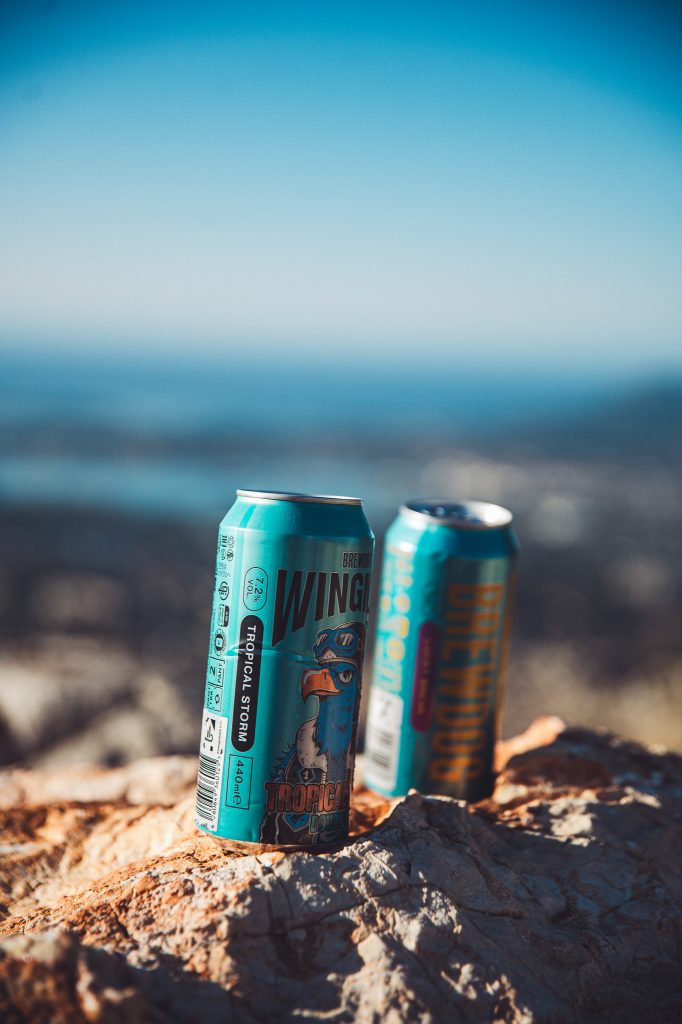 Zwei türkise Bierdosen auf einem Felsen am Aussichtspunkt des Mont Faron bei Toulon
