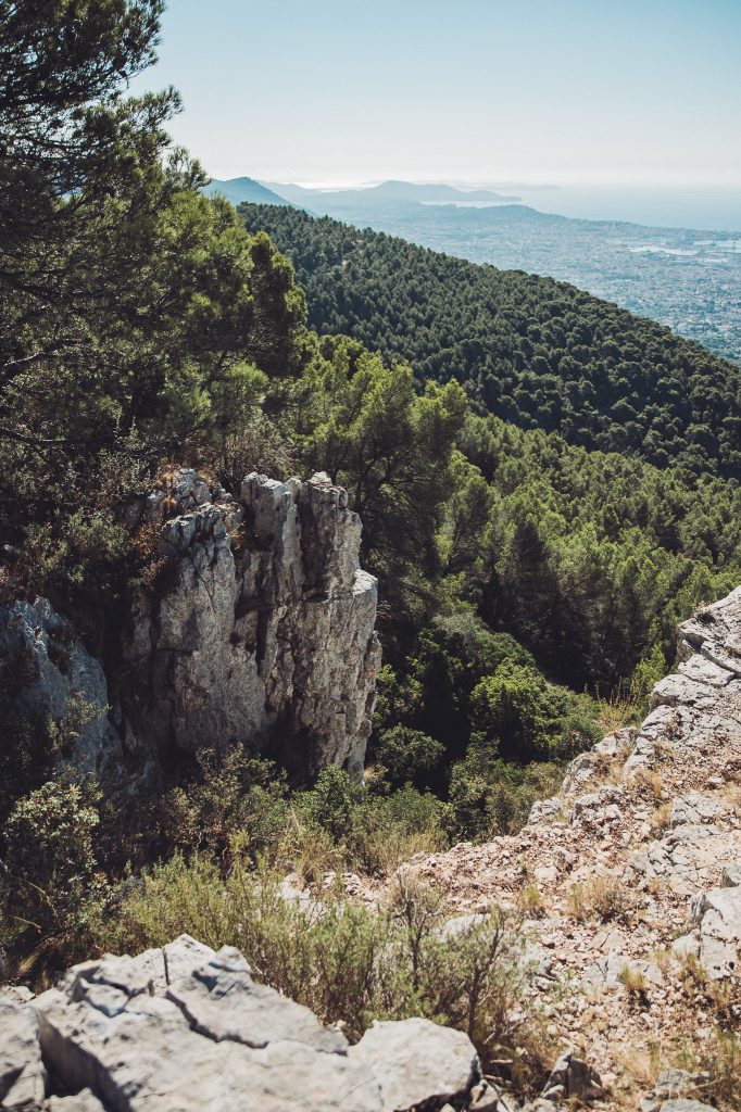 Felsige Schlucht am Mont Faron mit Wald, Toulon und Mittelmeerküste im Hintergrund