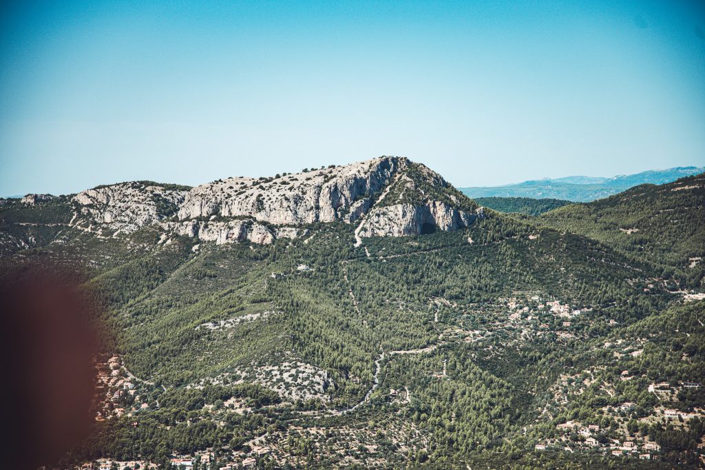 Helle Kalksteinberge und bewaldete Hänge rund um den Mont Faron bei Toulon