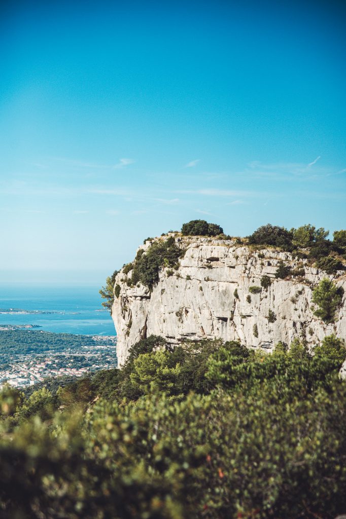 Heller Kalkfelsen am Mont Faron mit Toulon und dem Mittelmeer im Hintergrund