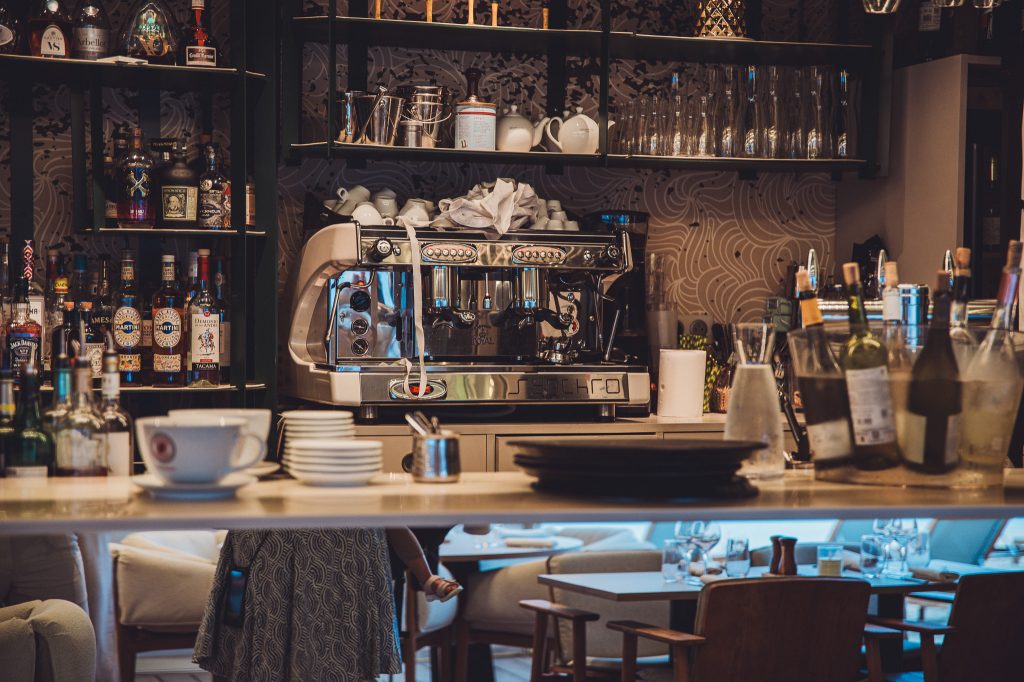 Restaurantbar mit Espressomaschine, Gläsern und Spirituosen bei Toulon