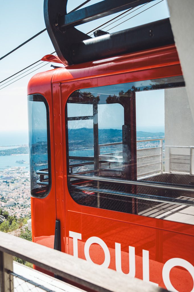 Rote Kabine der Seilbahn Téléphérique du Mont Faron oberhalb von Toulon