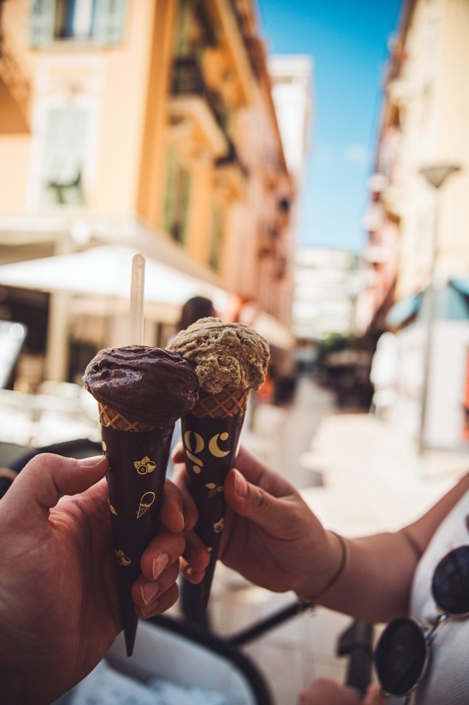Zwei Eiswaffeln mit Schokoladen- und Nusseis in einer Straße in Monaco