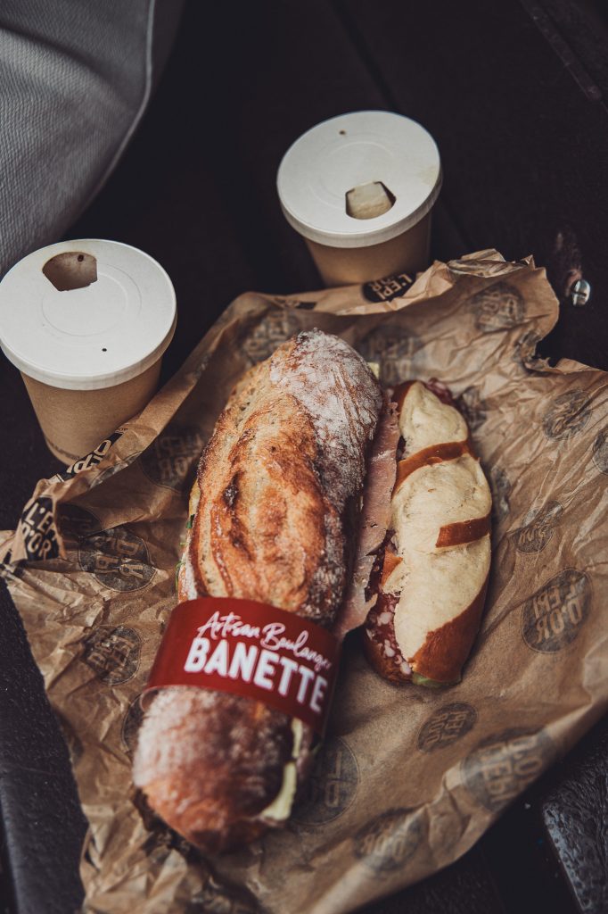 Baguettes und Kaffee gehören zu unserem unkomplizierten Start in Monaco. Danach geht es mit den Kindern weiter durch die dicht bebaute Stadt.