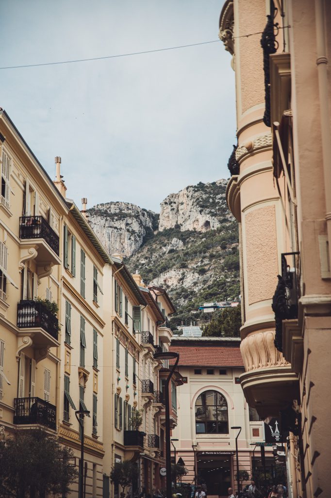 Zwei belegte Baguettes und Kaffeebecher bei unserem Frühstück in Monaco
